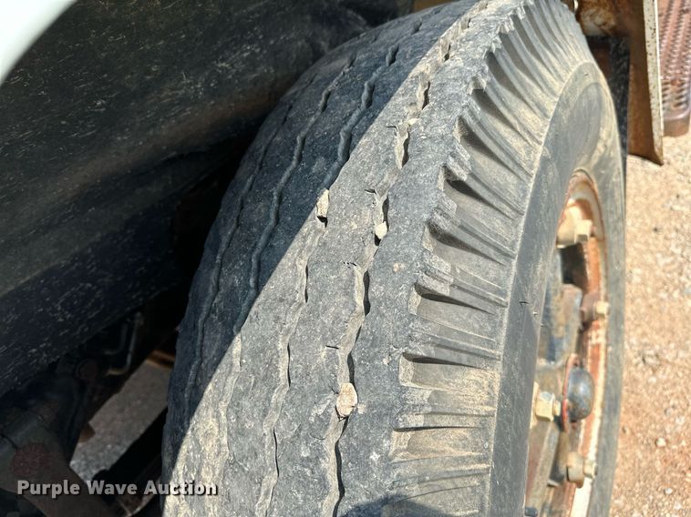 image for item OC9039 1981 International 1724  dump flatbed truck