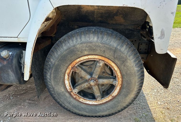 image for item OC9039 1981 International 1724  dump flatbed truck