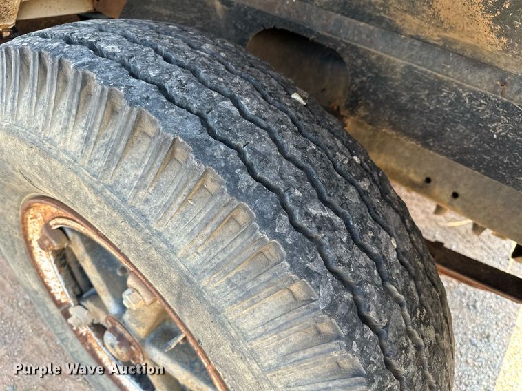 image for item OC9039 1981 International 1724  dump flatbed truck