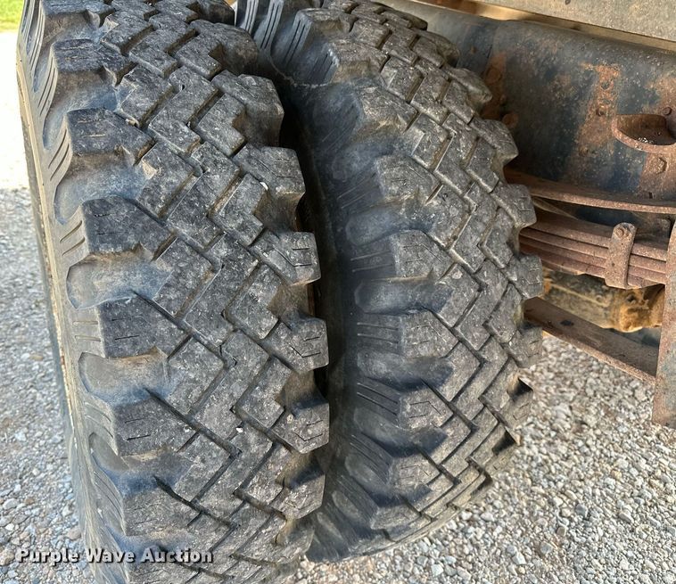 image for item OC9039 1981 International 1724  dump flatbed truck