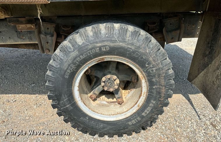 image for item OC9039 1981 International 1724  dump flatbed truck