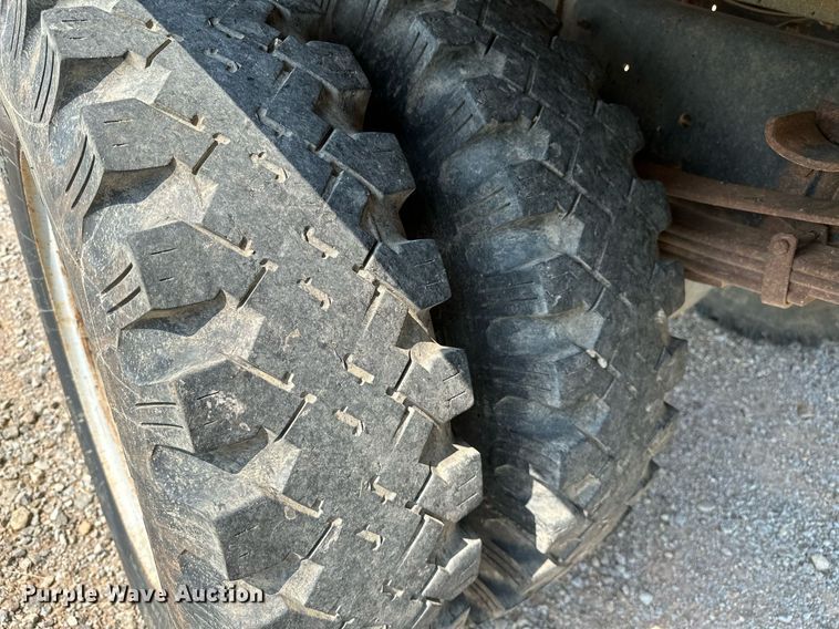 image for item OC9039 1981 International 1724  dump flatbed truck