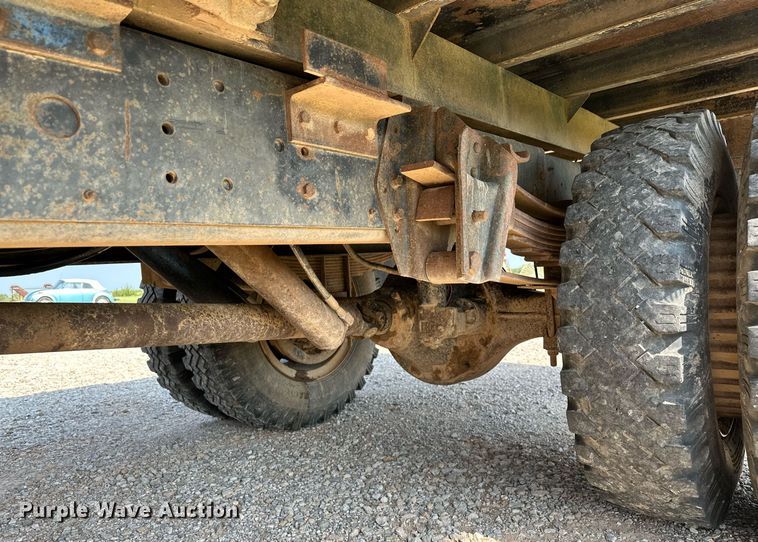 image for item OC9039 1981 International 1724  dump flatbed truck