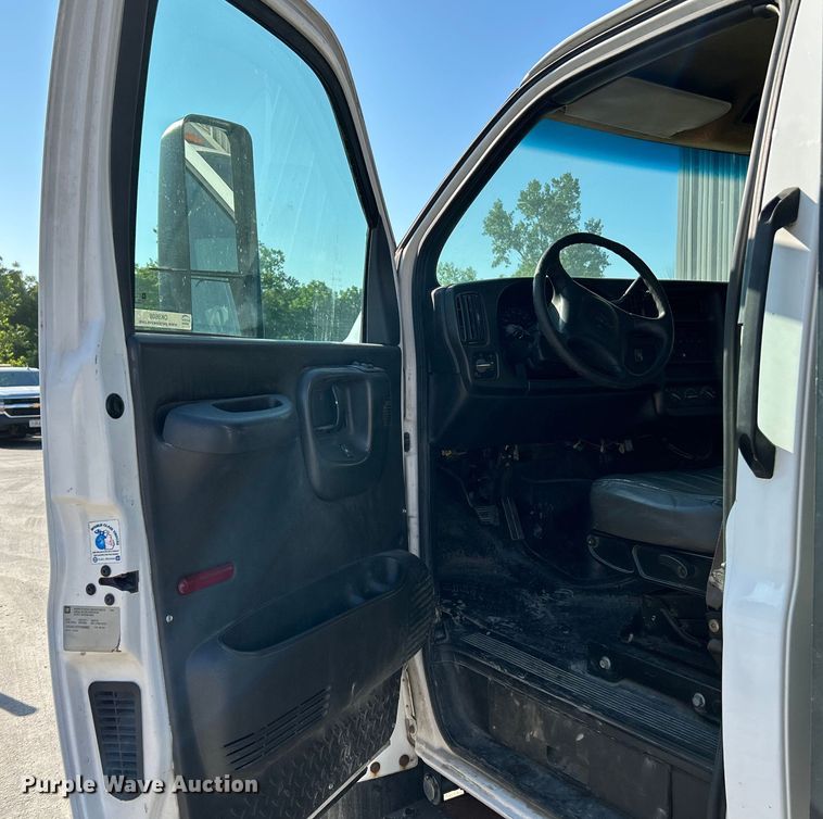 image for item OK9608 2007 GMC C6500  flatbed truck