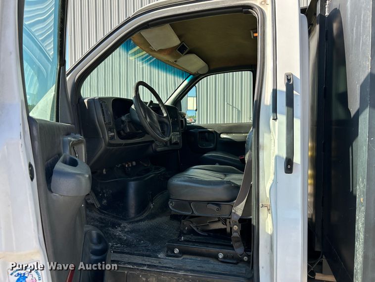 image for item OK9608 2007 GMC C6500  flatbed truck