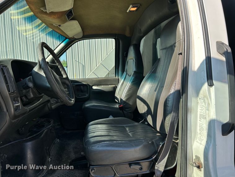 image for item OK9608 2007 GMC C6500  flatbed truck