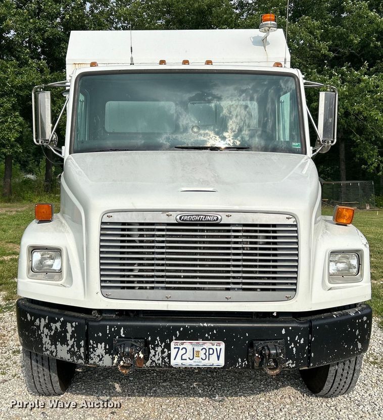 image for item OK9614 2002 Freightliner FL70  utility / service truck