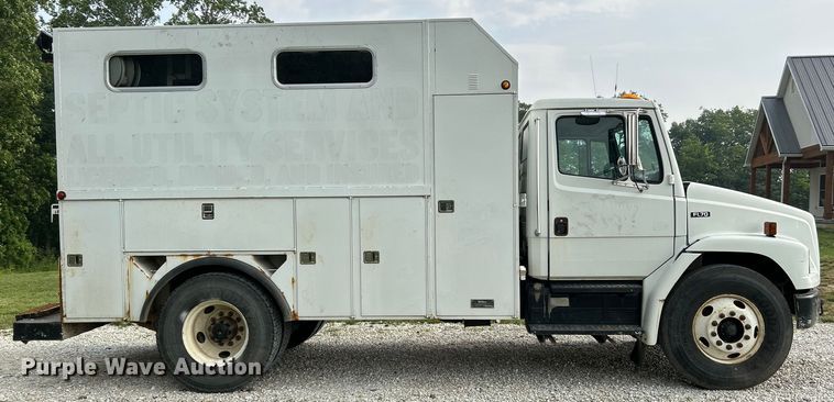 image for item OK9614 2002 Freightliner FL70  utility / service truck