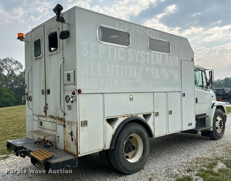 image for item OK9614 2002 Freightliner FL70  utility / service truck