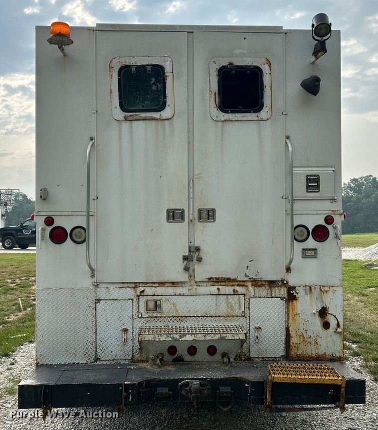 image for item OK9614 2002 Freightliner FL70  utility / service truck