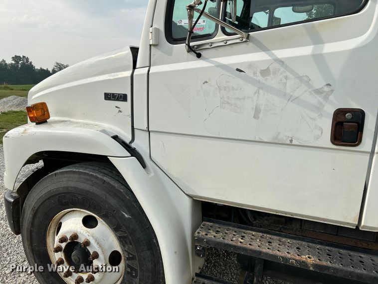 image for item OK9614 2002 Freightliner FL70  utility / service truck