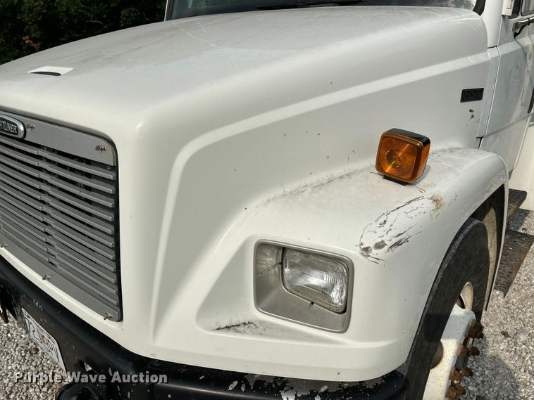 image for item OK9614 2002 Freightliner FL70  utility / service truck