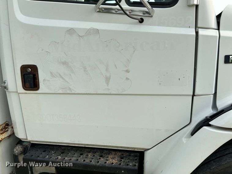 image for item OK9614 2002 Freightliner FL70  utility / service truck