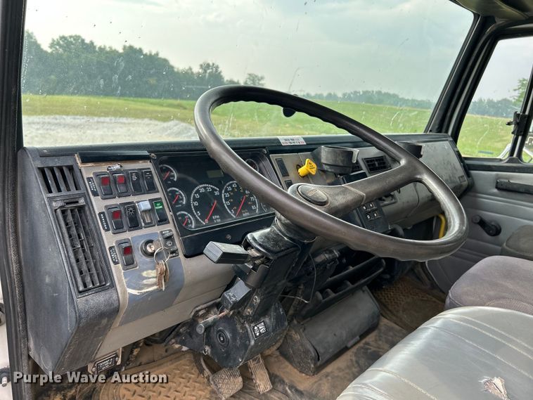 image for item OK9614 2002 Freightliner FL70  utility / service truck