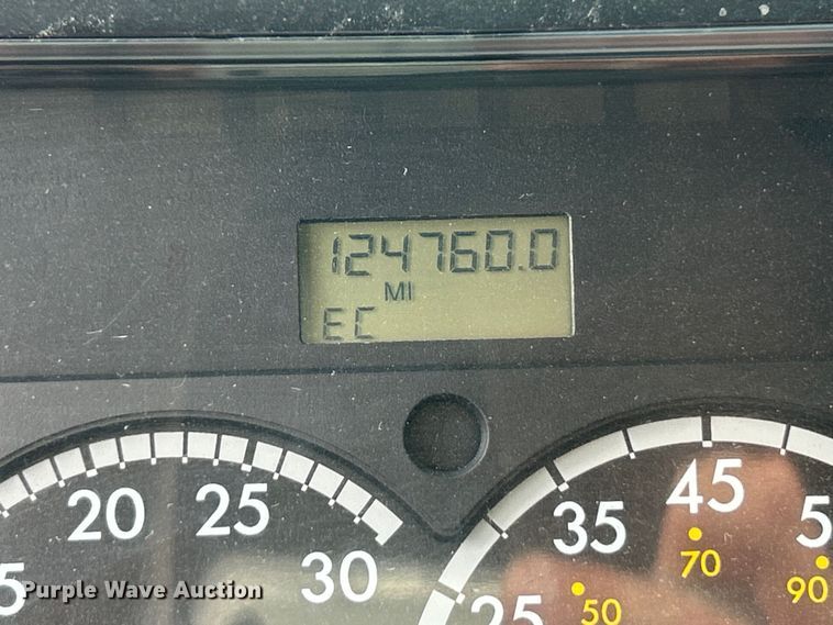 image for item OK9614 2002 Freightliner FL70  utility / service truck