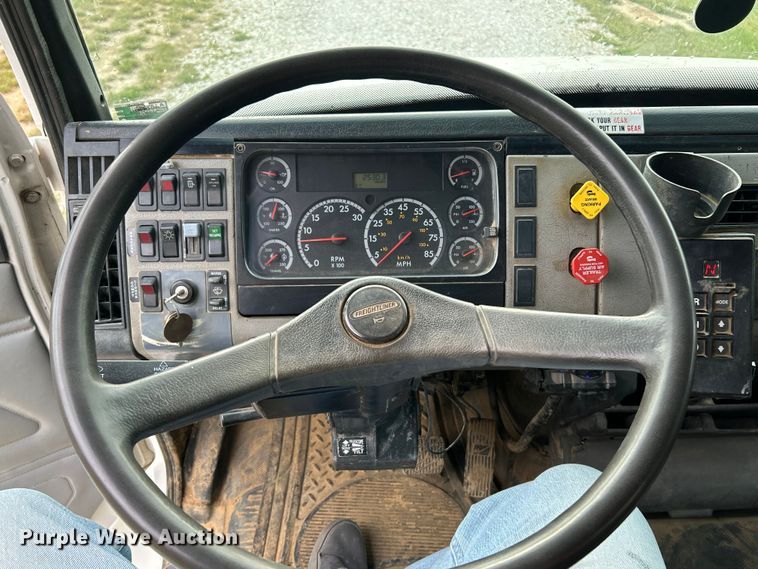 image for item OK9614 2002 Freightliner FL70  utility / service truck