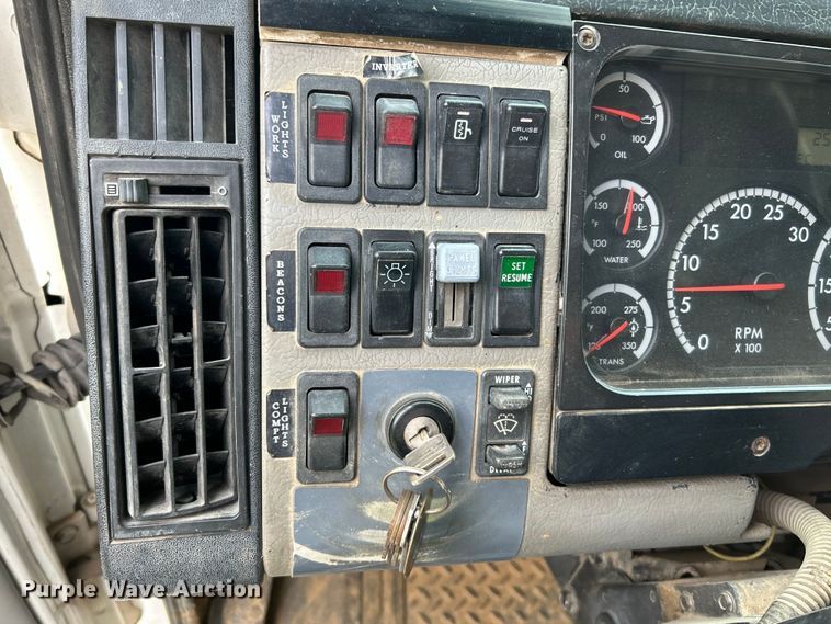 image for item OK9614 2002 Freightliner FL70  utility / service truck