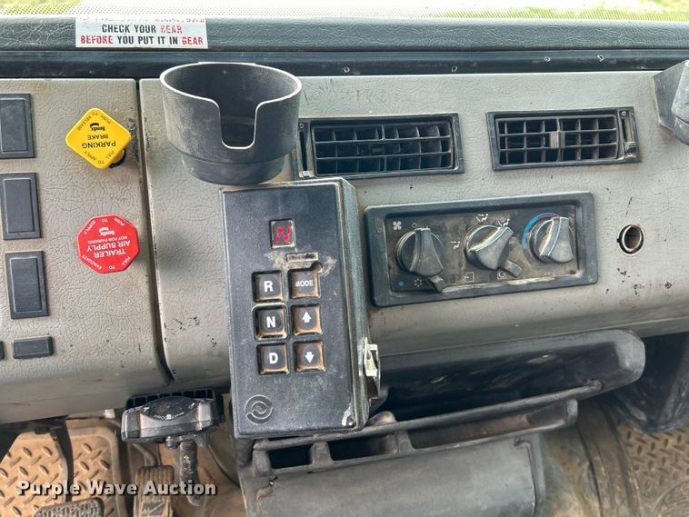 image for item OK9614 2002 Freightliner FL70  utility / service truck