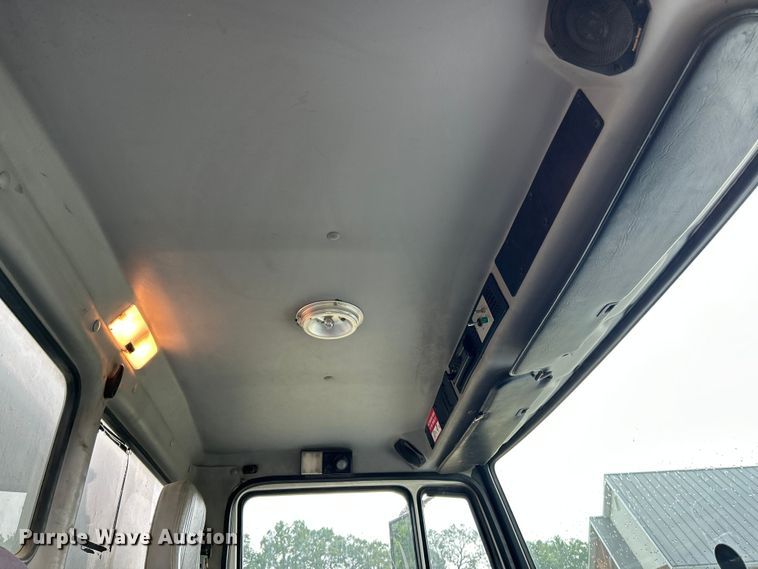 image for item OK9614 2002 Freightliner FL70  utility / service truck