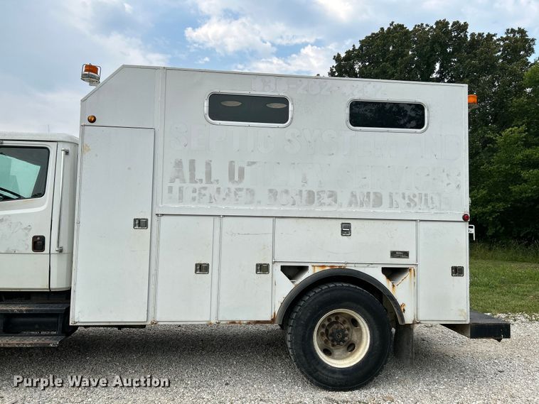 image for item OK9614 2002 Freightliner FL70  utility / service truck