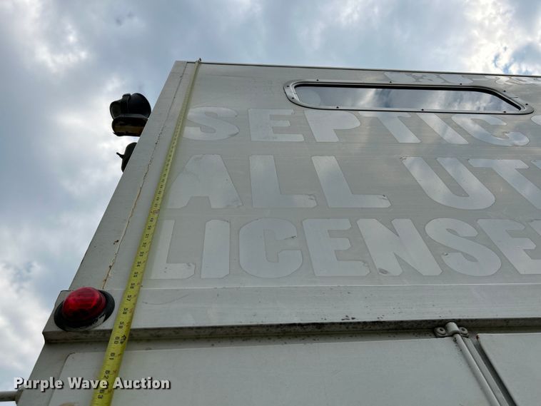 image for item OK9614 2002 Freightliner FL70  utility / service truck