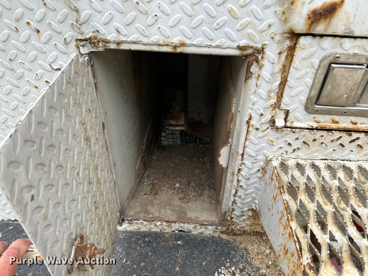 image for item OK9614 2002 Freightliner FL70  utility / service truck