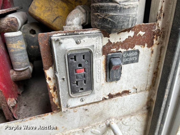 image for item OK9614 2002 Freightliner FL70  utility / service truck