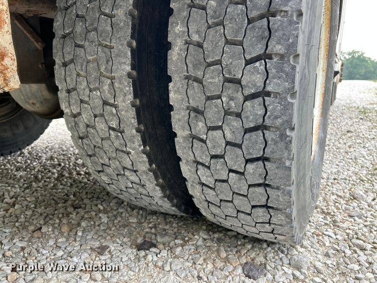 image for item OK9614 2002 Freightliner FL70  utility / service truck