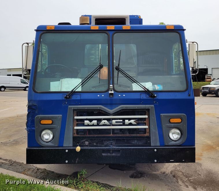 image for item DK1751 2014 Mack LEU613  refuse truck