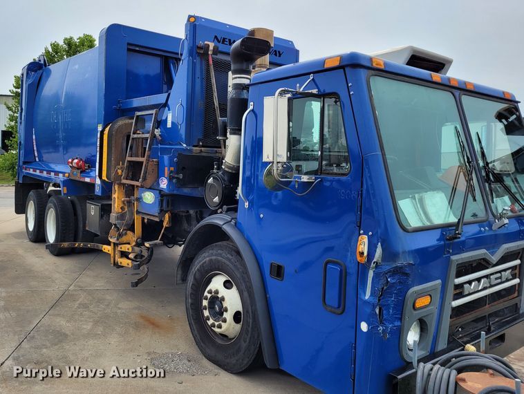 image for item DK1751 2014 Mack LEU613  refuse truck