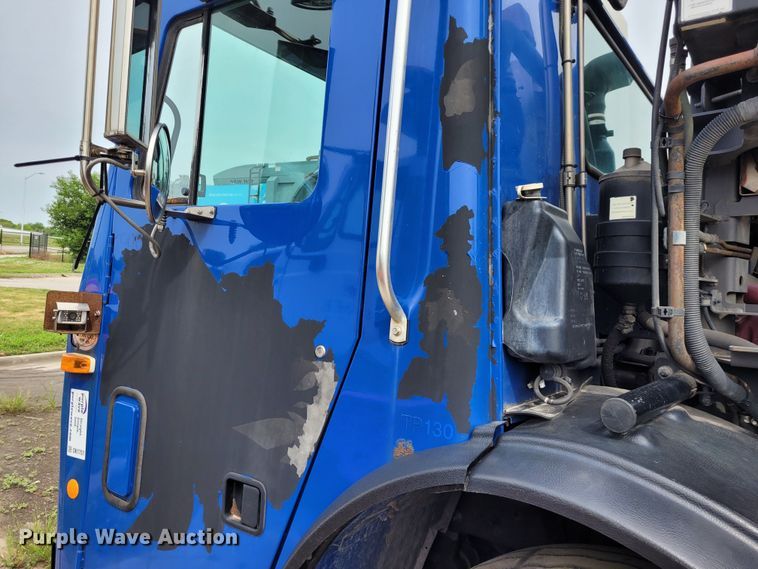 image for item DK1751 2014 Mack LEU613  refuse truck