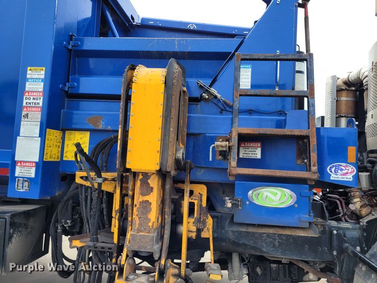 image for item DK1751 2014 Mack LEU613  refuse truck