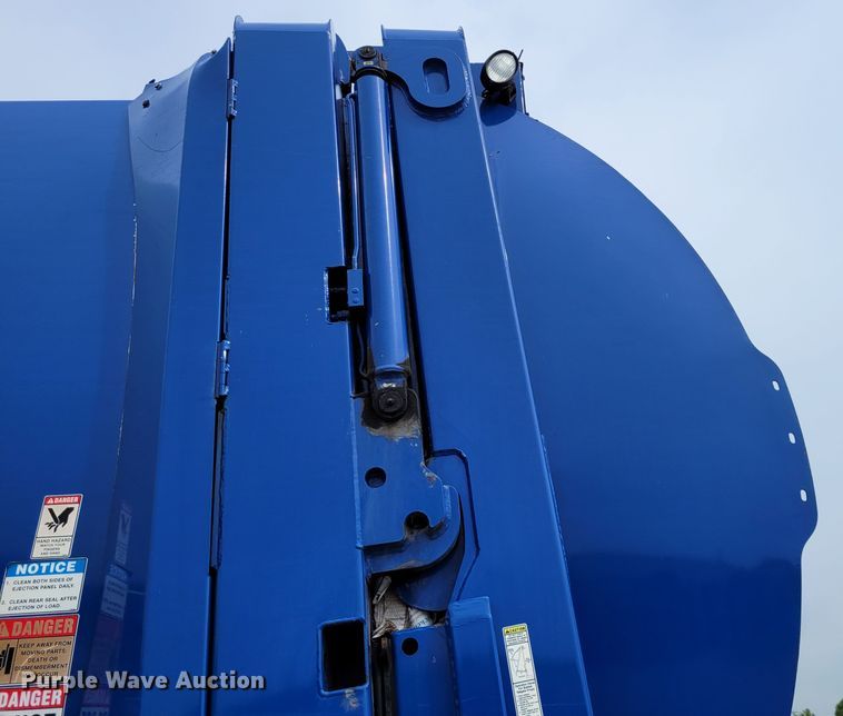 image for item DK1751 2014 Mack LEU613  refuse truck