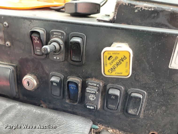 image for item DK1751 2014 Mack LEU613  refuse truck