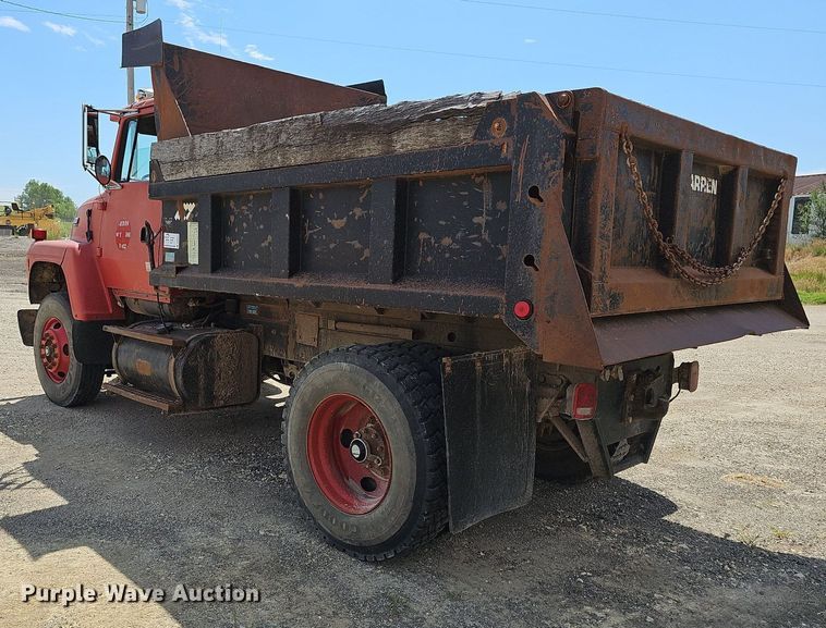 image for item DN8583 1995 Ford L8000  dump truck