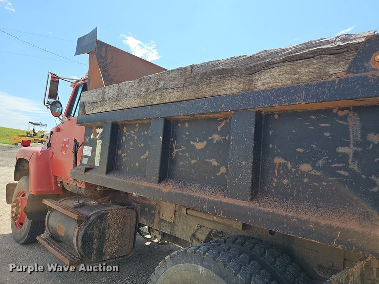 image for item DN8583 1995 Ford L8000  dump truck