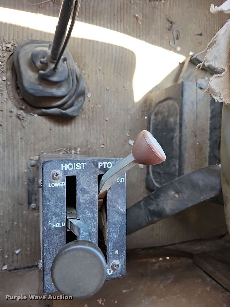 image for item DN8583 1995 Ford L8000  dump truck