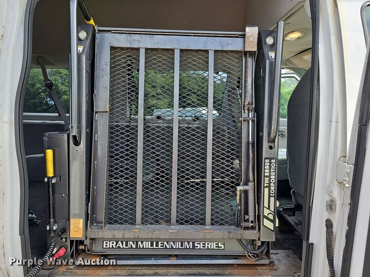 image for item DN8612 2007 Ford E350 Super Duty XL  van