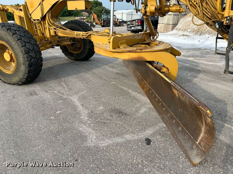 image for item DO5110 2004 Caterpillar 143H  motor grader