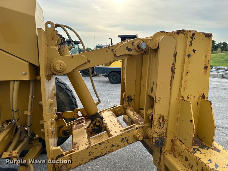 image for item DO5110 2004 Caterpillar 143H  motor grader
