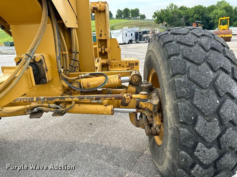 image for item DO5110 2004 Caterpillar 143H  motor grader