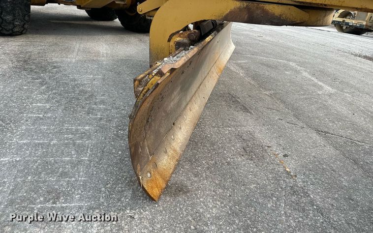 image for item DO5110 2004 Caterpillar 143H  motor grader