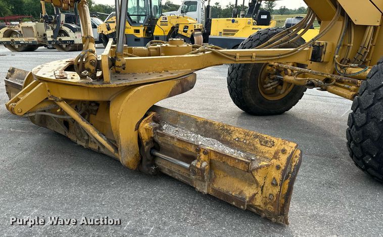 image for item DO5110 2004 Caterpillar 143H  motor grader