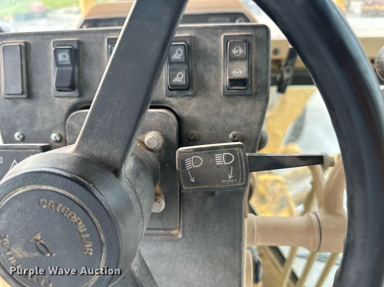 image for item DO5110 2004 Caterpillar 143H  motor grader