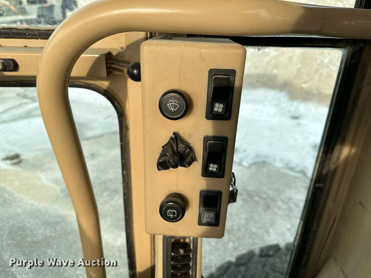 image for item DO5110 2004 Caterpillar 143H  motor grader