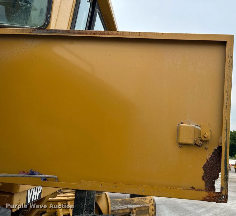 image for item DO5110 2004 Caterpillar 143H  motor grader