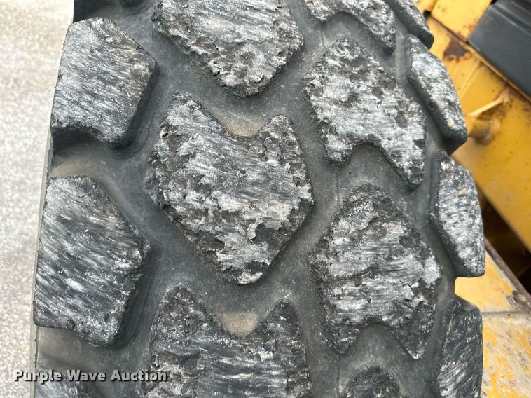 image for item DO5110 2004 Caterpillar 143H  motor grader