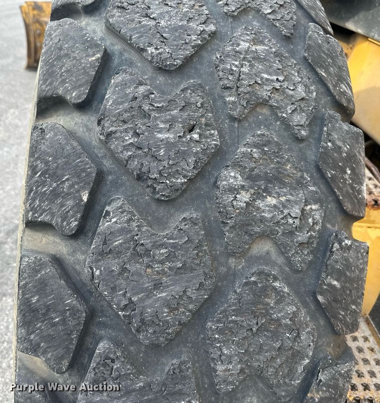 image for item DO5110 2004 Caterpillar 143H  motor grader