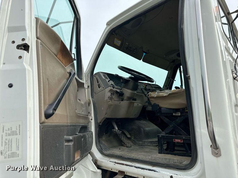 image for item DO5116 2006 Sterling L-Line  semi truck