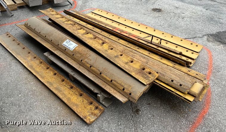 image for item DO5123 (26) Caterpillar moldboard cutting edges
